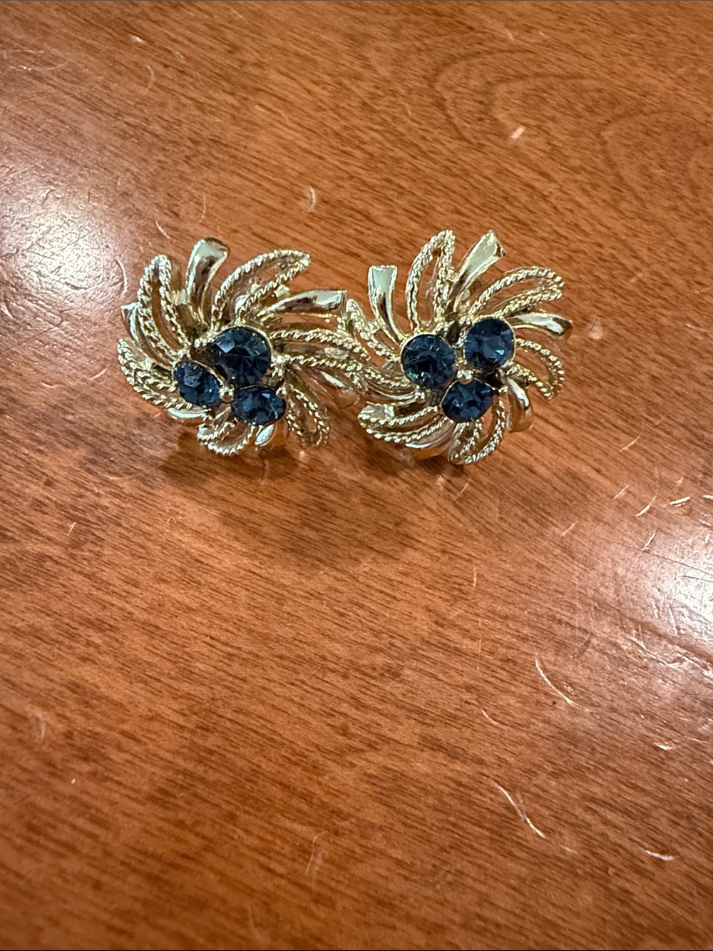 Vintage Lisner Gold-Tone Floral Swirl Screw-back Earrings with Blue Crystals